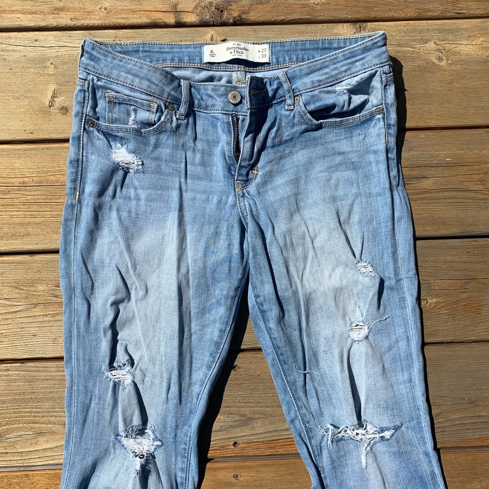 A&F ripped jeans light wash